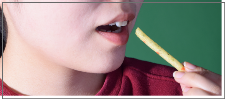 じゃがりこを食べる人の画像